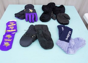 lot 124 image: Outdoor SportsClothing...Winter Gloves & Socks