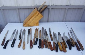 lot 219 image: HuntingFishingGuttingwith this Lot of Knives