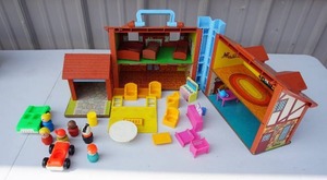 lot 239 image: AntiqueVintageCollectableToys...1980 Fisher-Price Little People Family House. #952 Etc.