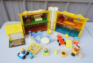 lot 240 image: AntiqueVintageCollectableToys...1969 Fisher Price Little People Vintage #952 Yellow Blue Play Family House