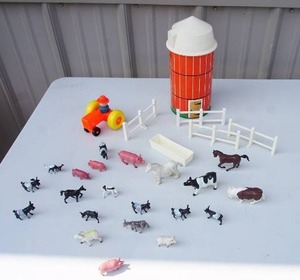 lot 242 image: AntiqueVintageCollectableToys...1968 Fisher-Price Farm Silo Etc.