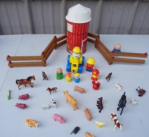 lot 244 image: AntiqueVintageCollectableToys...1990 Fisher-Price Farm Silo