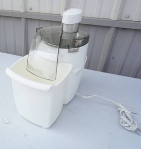 lot 258 image: HouseholdApplianceCountertop...Juiceman Professional Series 410 Juice Extractor w Book