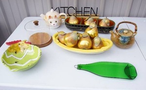 lot 264 image: HouseholdKitchenServicewareDecor...Teapots, Trays, Cheese Server Etc