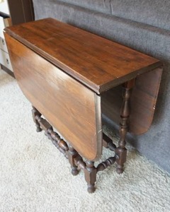 lot 333 image: AntiqueVintageHomeFurniture...1920s Antique William and Mary Style Mahogany Gateleg Dining Table