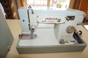 lot 340 image: AntiqueVintageApplianceSewing...White Portable Model 365() Zig Zag Sewing Machine Tested - Working