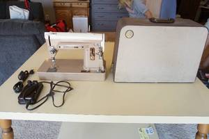 lot 368 image: AntiqueVintageAppliancePortable...Vintage Singer Model 404 Sewing Machine w Case
