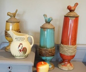lot 372 image: Collectibles...Bird Decor, Advertising Watt Pitcher, Apple Trinket