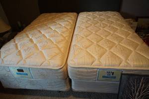 lot 393 image: FurnitureBedroom...Twin Mattress Set