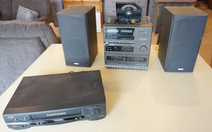 lot 396 image: ElectronicsMusic...Phillips Stereo System