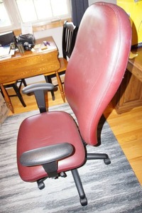 lot 411 image: FurnitureOfficeDen...Tall Cranberry Leather Ergonomic Computer Swivel Task Chair with Arms
