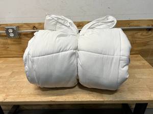 lot 70 image: King Comforter- White