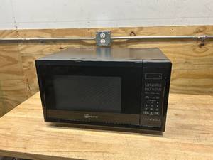 lot 17 image: SEASONS 1.1 Cu Ft Countertop Microwave 1,000w, Black