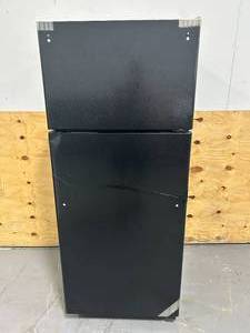 lot 142 image: GE Top Freezer Refrigerator