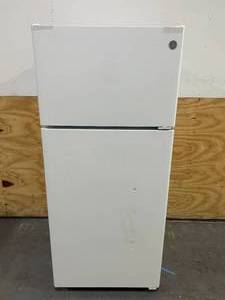 lot 145 image: GE GPE17CTNFRWW Top Freezer Refrigerator