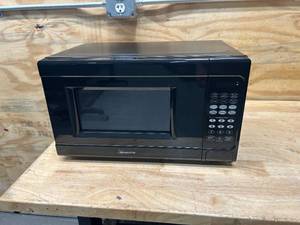 lot 147 image: SEASONS 0.7 Cu Ft Countertop Microwave, 700w, Black PART 285629