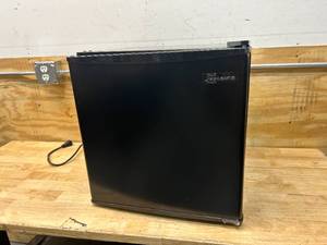 lot 150 image: SEASONS 1.7 Cu. Ft. Compact Refrigerator All-Fridge (Black)
