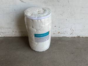 lot 251 image: Comfort Spaces 3-Piece Hypoallergenic Down Alternative Queen Size Comforter and Shams