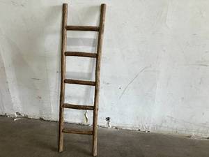 lot 194 image: 5 Ft. 5-Rung Fully Assembled Wood Decorative Rustic Blanket Ladder