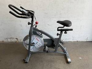 lot 6 image: Sunny Health & Fitness Endurance Indoor Cycling Exercise Bike with Magnetic Resistance nd Smart Bluetooth Connectivity