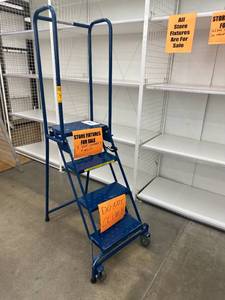 lot 8 image: 4 Step folding ladder Ballymore