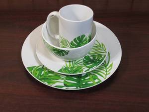lot 18 image: Dinnerware Set (12 settings)