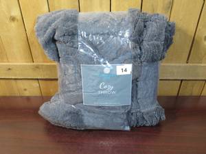 lot 14 image: Comfort Bay Cozy Throw Blanket