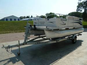 lot 1 image: 2011 Pleasure Island Pontoon 19