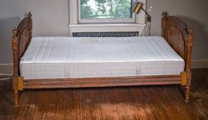 lot 23 image: Vintage Wooden Bed