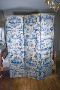 lot 26 image: Upholstered Bedroom Screen