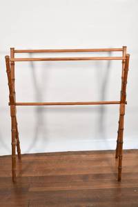 lot 427 image: Bamboo-Style Blanket Rack