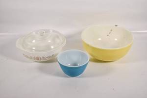 lot 367 image: Three Pyrex Dishes