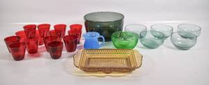 lot 371 image: Group of 23 Colorful Glass Items