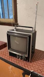 lot 400 image: Sony Trinitron Color TV