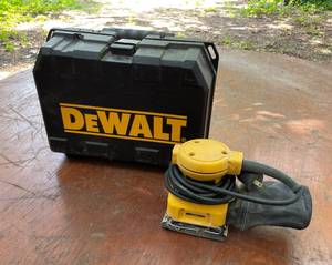lot 403 image: Dewalt Power Sander