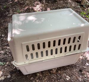 lot 122 image: Pet Porter Dog Crate