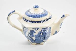 lot 140 image: Hexagonal Teapot in Blue and White