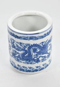 lot 141 image: Blue and White Chinese Vase