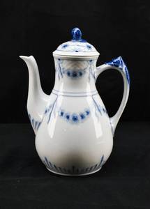 lot 182 image: Vintage Porcelain Coffee Pot by Bing & Grondahl