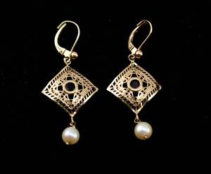 lot 207 image: 14K Gold Earrings