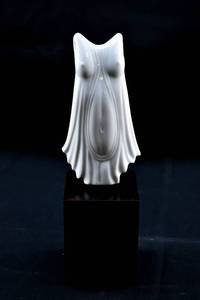 lot 11 image: Porcelain El Pasado (Blanco) Sculpture by Lladro