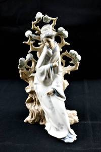 lot 13 image: Porcelain Geisha Sculpture by Lladro