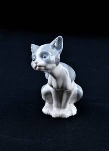 lot 114 image: Porcelain Cat Statuette by Lladro