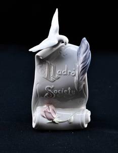 lot 115 image: Porcelain El Arte Nos Une Statuette by Lladro