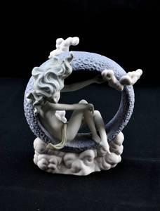 lot 117 image: Porcelain Luna Llena Moon Spirit Sculpture by Lladro
