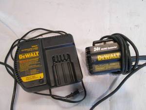 lot 119 image: Dewalt 24 ACDC Converter and charg...