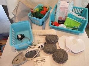 lot 132 image: Mini plastic totes with a Gizmo ste...