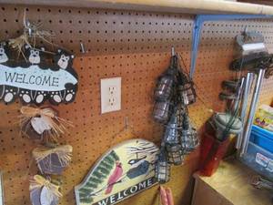 lot 135 image: Adorable yet rustic outdoor decor i...