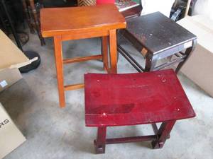 lot 158 image: Trio of assorted size wooden stools...