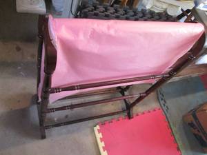lot 180 image: Cherry Toned Wood quilt display rac...